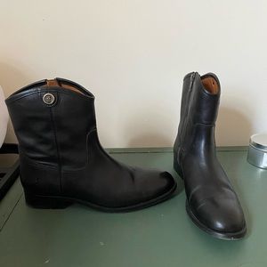 Frye Melissa Button Short 2 boots. Women’s size 8.5.